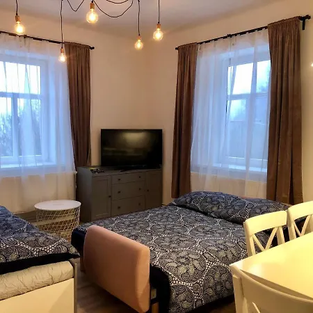 דירה Apartman V Sedmidomku Desná